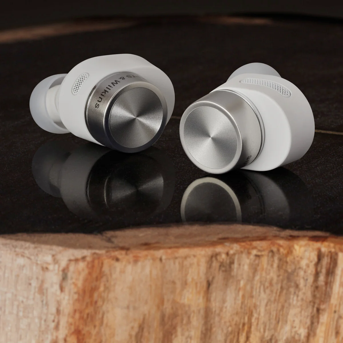 Bowers & Wilkins Pi7 S2 Wireless In-Ear Headphones - Image 7