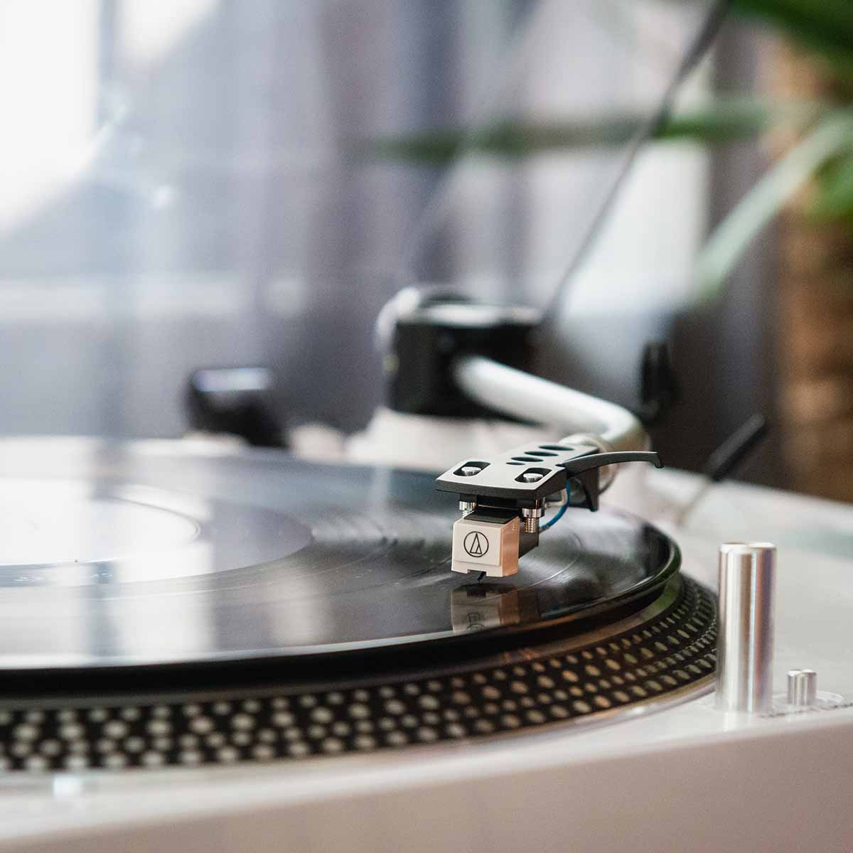 Lenco L-3810 Direct-Drive Turntable w/ Pinch Control - Image 15