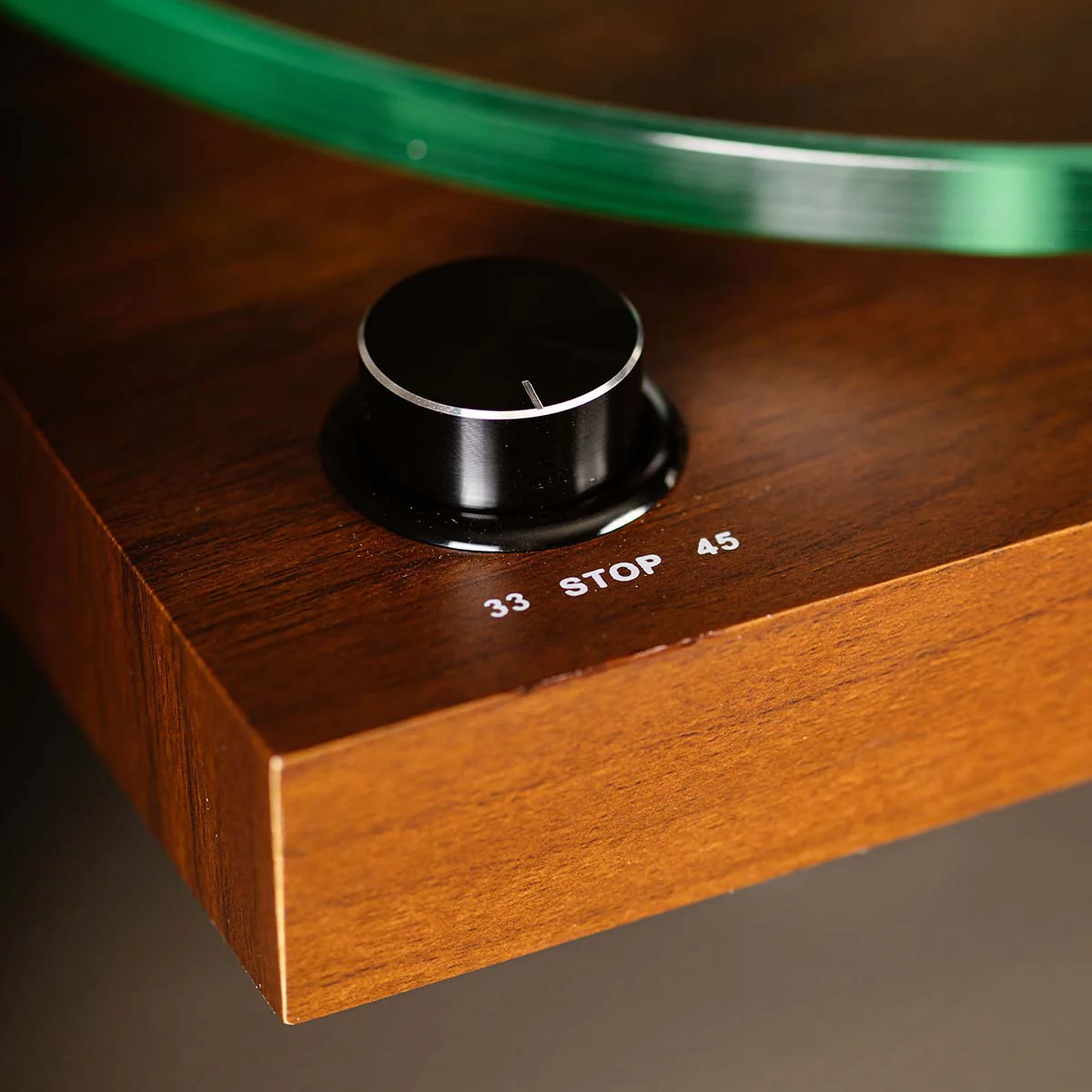 Lenco LBT-225 Bluetooth Turntable w/ Glass Platter and AT-VM95E Cartridge - Image 12