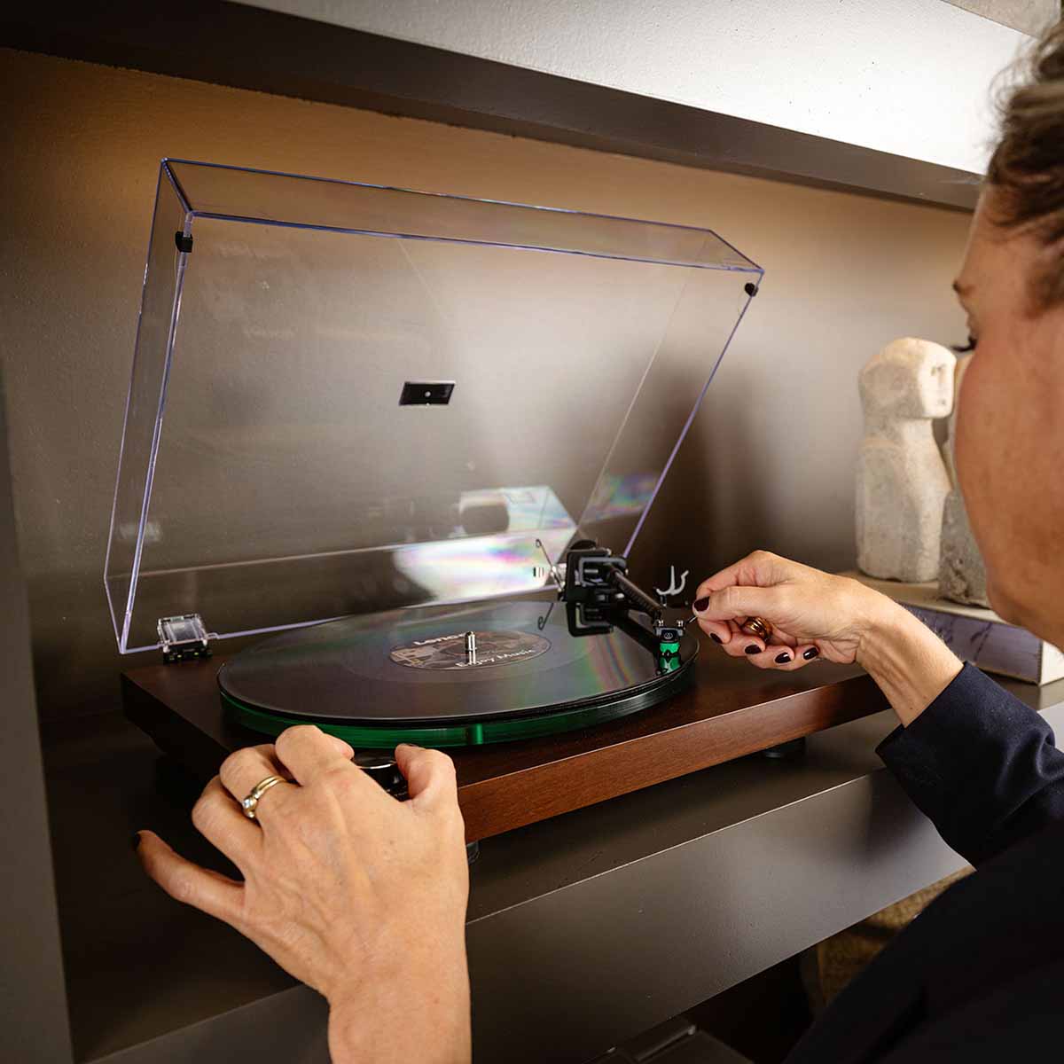 Lenco LBT-225 Bluetooth Turntable w/ Glass Platter and AT-VM95E Cartridge - Image 14